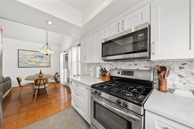 Building Photo - 906 Kings Rd