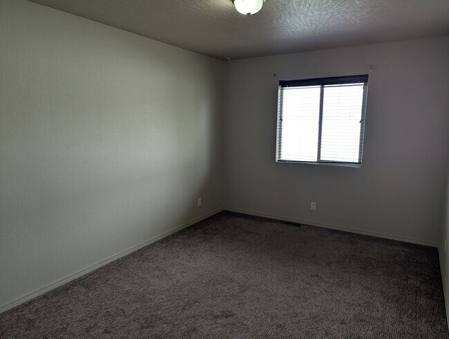 Building Photo - 7290 N Bandon Ln