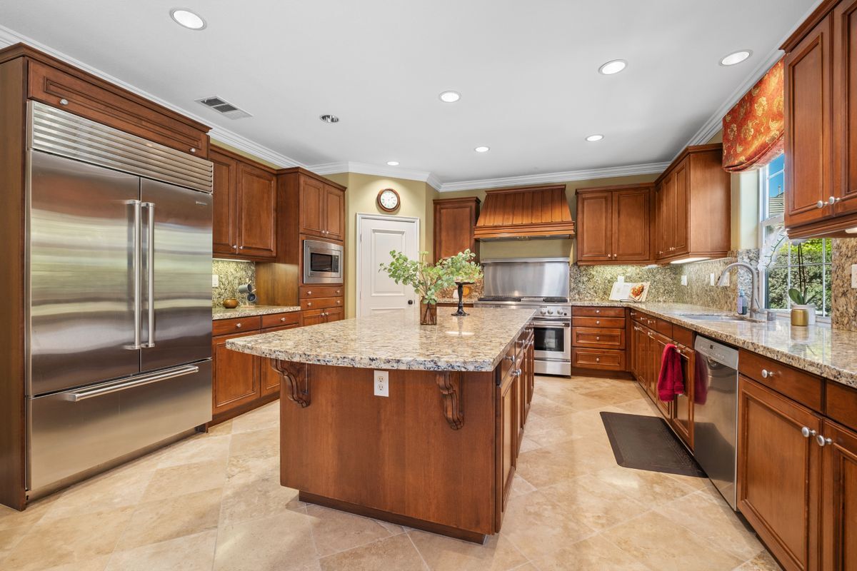 Building Photo - 16618 Honeybee Dr