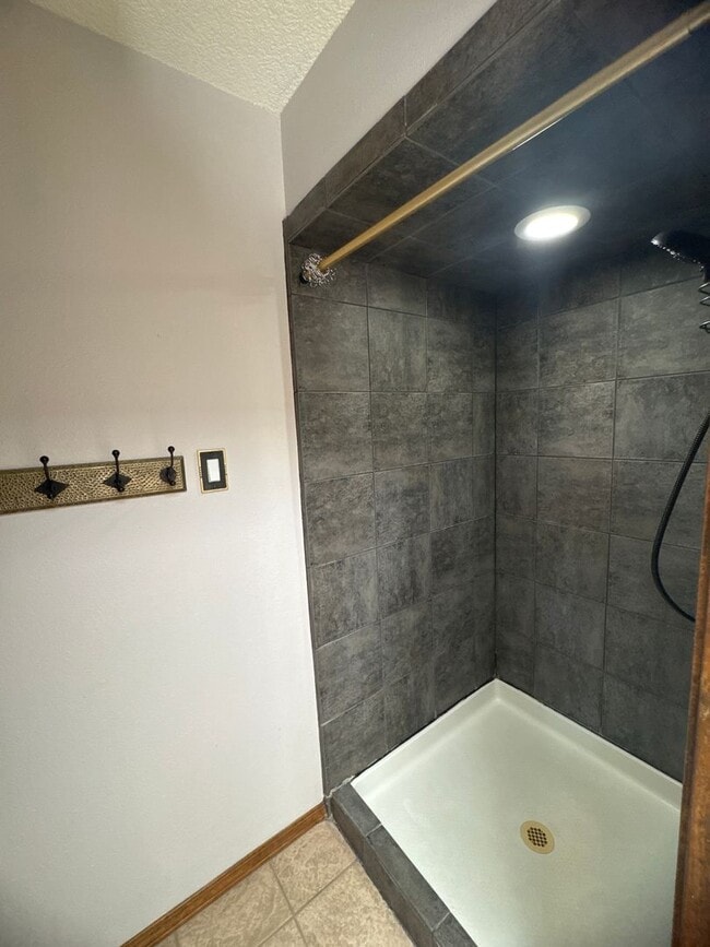 Building Photo - Two-story, four-bedroom, three-bathroom ho...