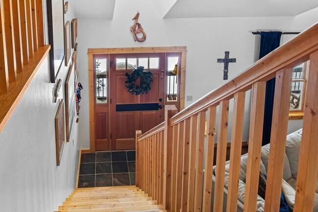 Building Photo - Spacious 6-bedroom, 4.5-bathroom home is i...