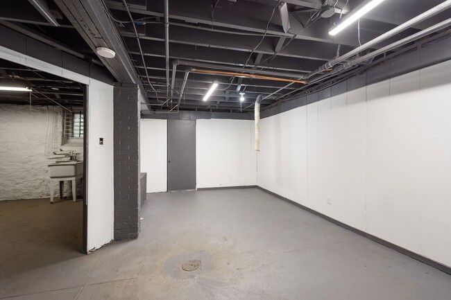 Building Photo - STUNNING 4 BEDROOM IN SHERADEN! SPACIOUS R...