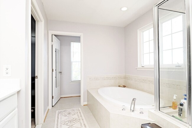 Building Photo - Spring Creek Living! Pet-Friendly Townhome