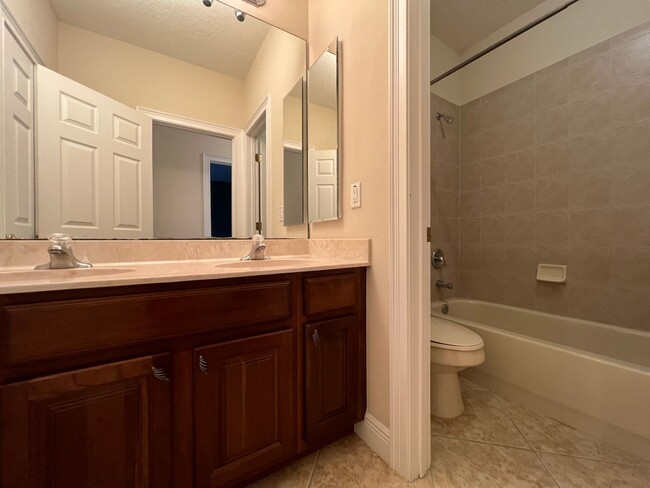 Building Photo - Beautiful 5 Bed 4 Bath Pool Home in the gu...