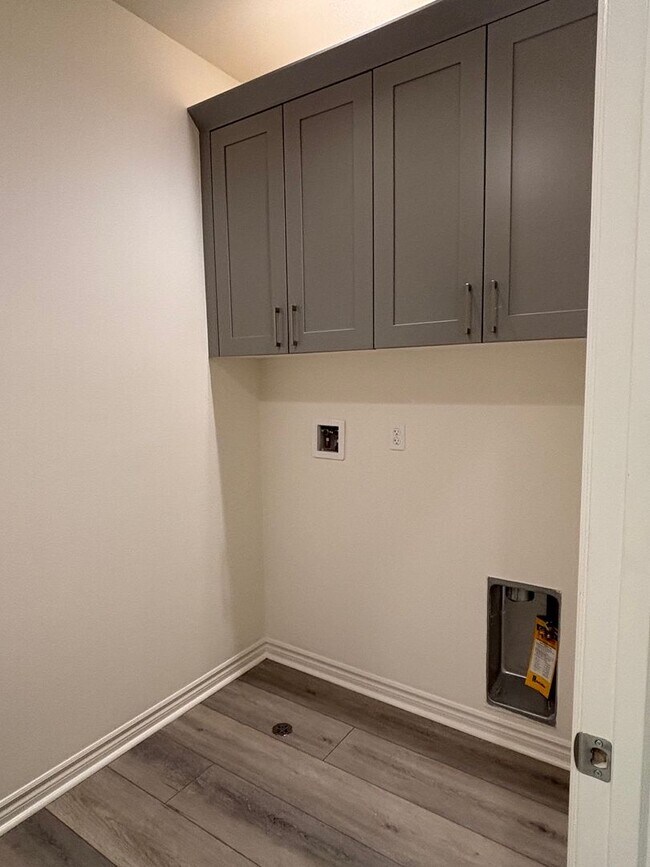 Building Photo - Bright Four-Bedroom Townhome in Whittier and Walkable Palm Park