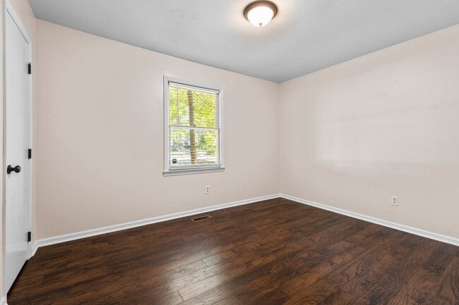 Building Photo - Gorgeous 3 Bedroom Ranch in North Raleigh, updated, pet friendly, fenced-in yard!