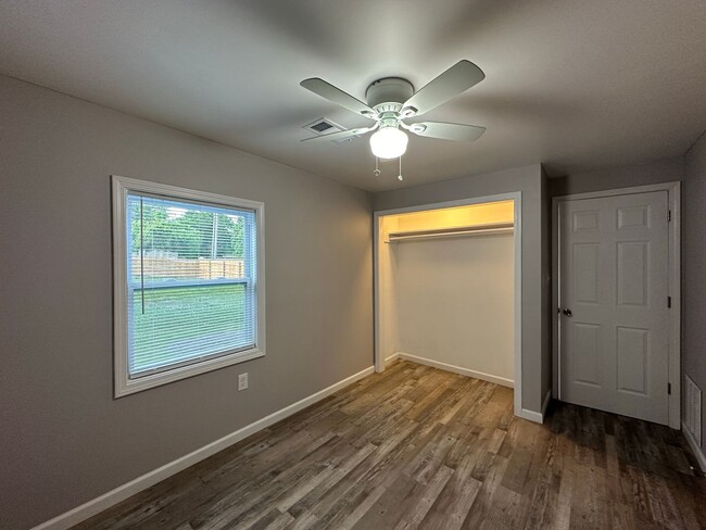 Building Photo - Cozy 2 Bedroom 1 Bathroom for Rent!