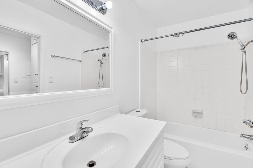Building Photo - 320 S Gramercy Pl