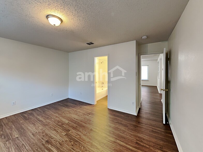 Building Photo - 10109 Chapel Glen Ter