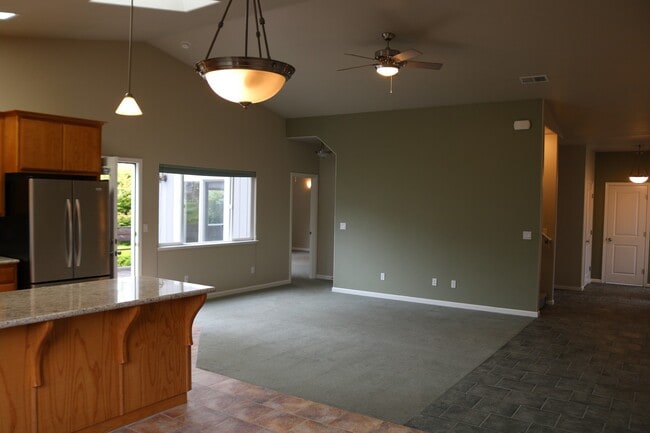 Building Photo - Gorgeous, spacious 3/2.5 with garage and o...
