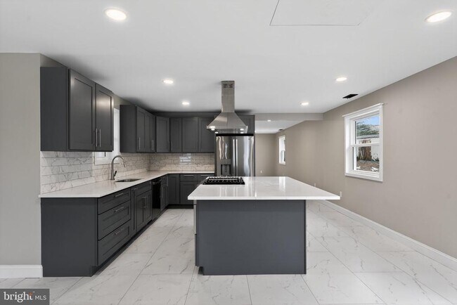 Building Photo - 109 Oak Ave