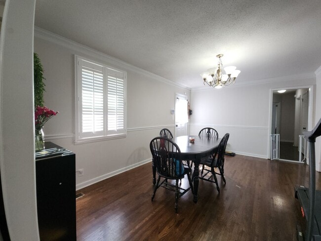 Building Photo - Half off 1st months rent.