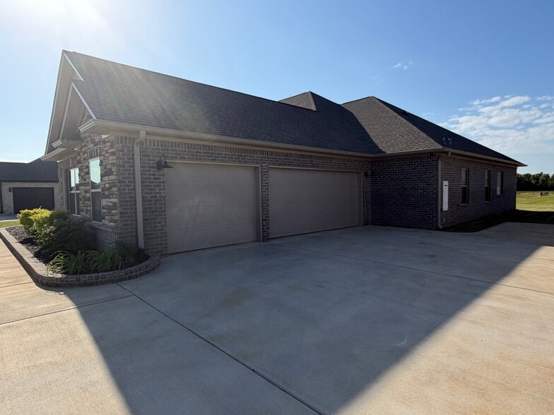 Building Photo - 26316 Woodfield Dr