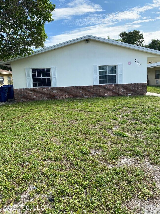 Primary Photo - 2 br, 1 bath Apartment - 700 SW 16th Ave