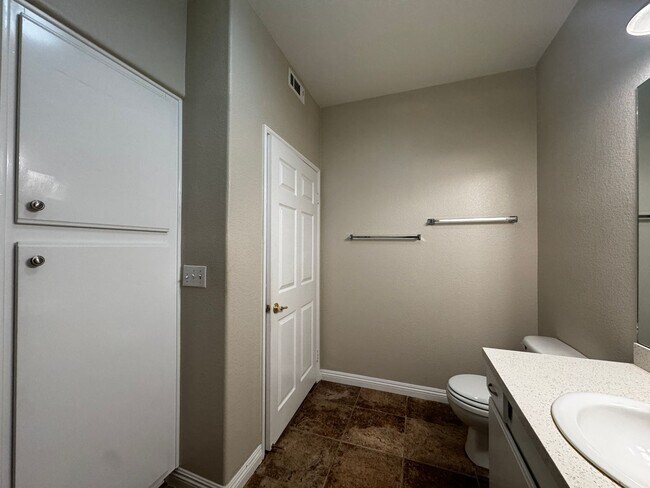 Building Photo - Ground floor spacious 2 Bedroom Condo near pool and gym