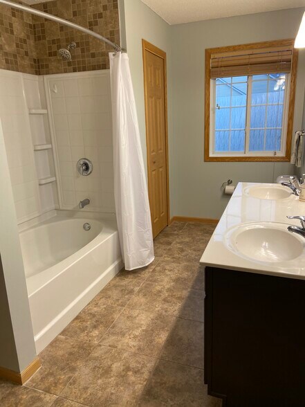 Building Photo - 202 River Woods Dr