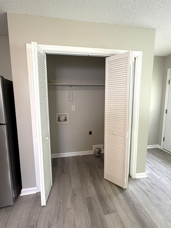 Building Photo - 105 Lonesome Wind Way