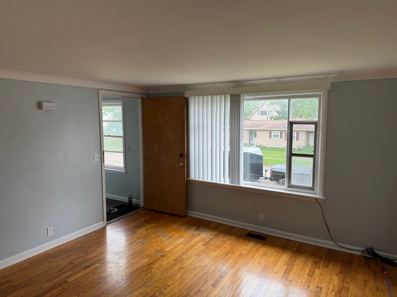Building Photo - 947 Vassar Dr