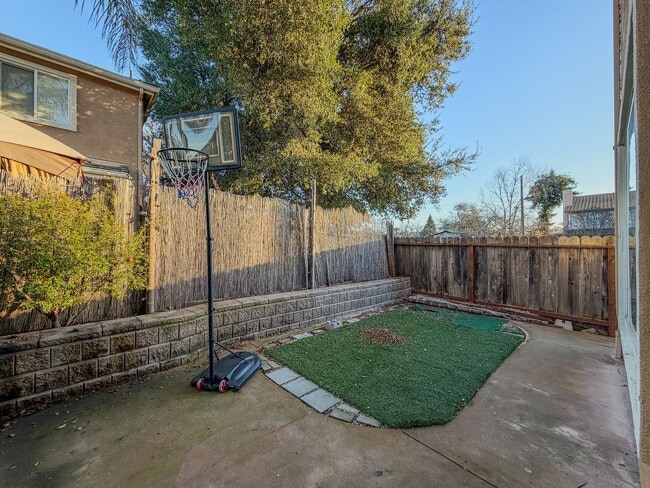 Building Photo - Fantastic. Three bedroom in Gilroy. Corner Lot