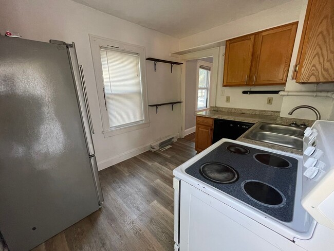 Building Photo - Huge 6 Bed with 2 Bonus Rooms for Den/Offi...