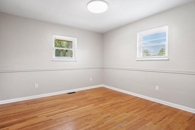 Building Photo - Charming 4-Bedroom Home in Desirable Neigh...
