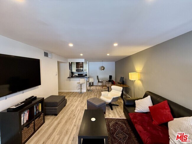 Building Photo - 8530 Holloway Dr