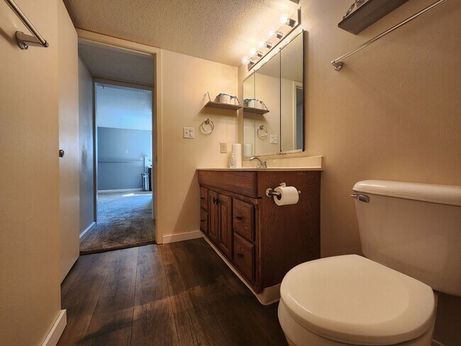 Building Photo - 2 Bed 1 Bath Duplex