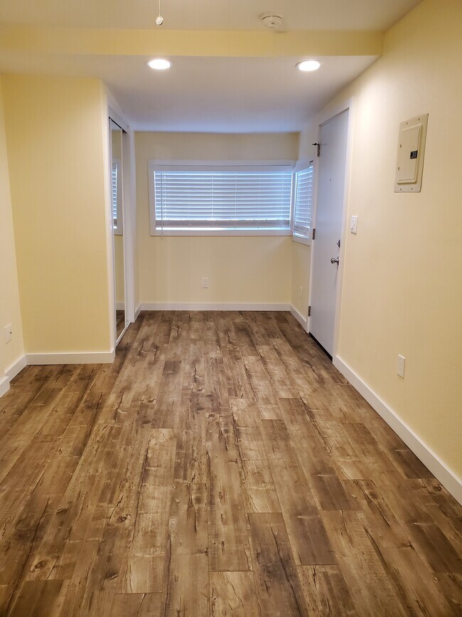 Building Photo - 10404 S Main St