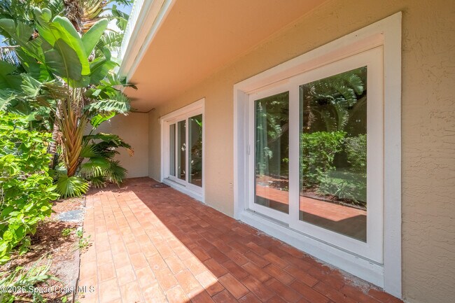 Building Photo - 105 La Costa St