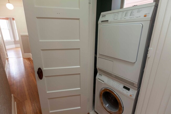 Building Photo - Beautifully Remodeled 3BR 2BA Top Floor Condo in Presidio Heights