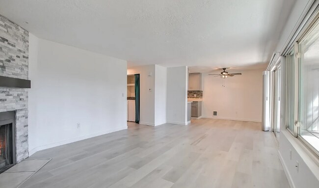 Building Photo - Fully Renovated AUBURN condo