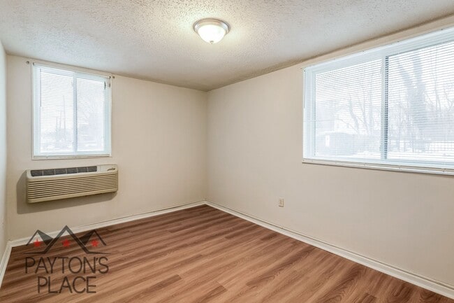 Building Photo - Spacious condo with Water included and Parking!!! FIRST MONTH'S HALF OFF