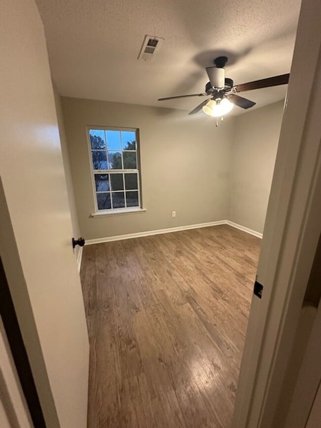 Building Photo - 3 bed 2 bath perfect location