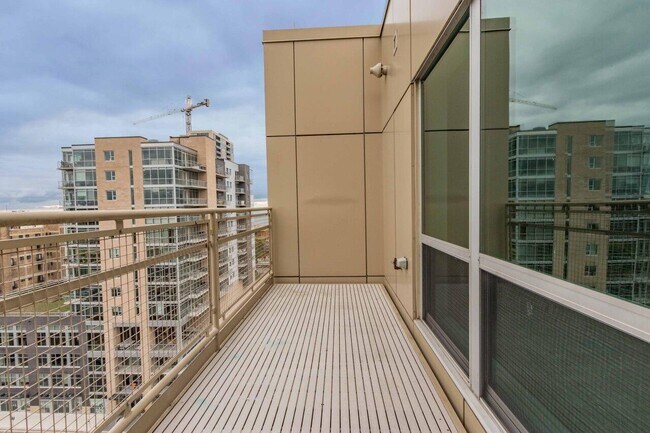 Building Photo - 1550 E Royall Pl