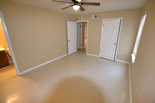 Building Photo - 2 bedroom, 2 bath apartments in Sherwood F...