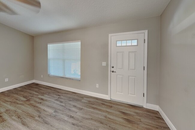 Building Photo - 7961 N Primrose Dr