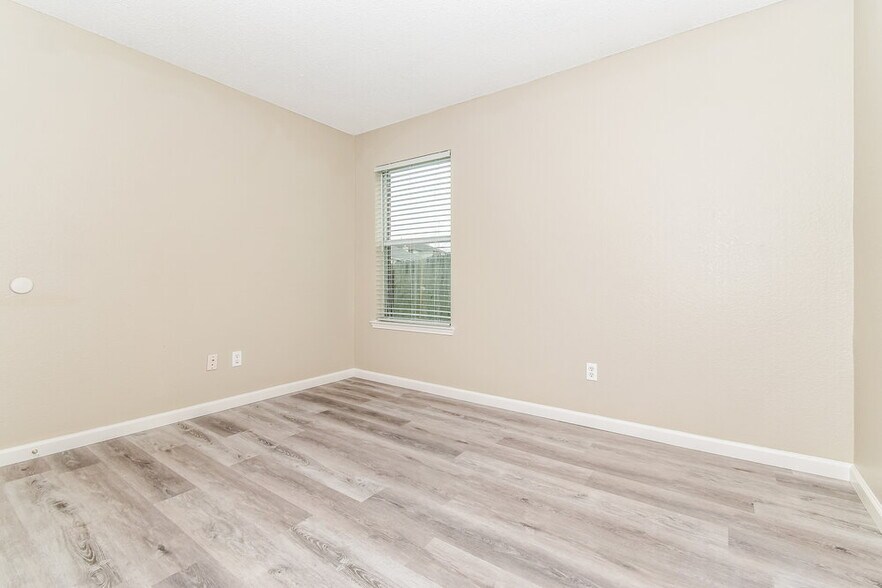 Building Photo - 2100 Aster Trail