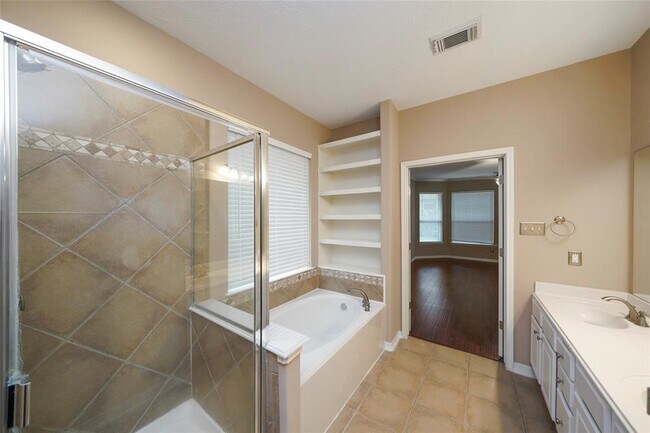 Building Photo - 8406 Oak Villa Ct