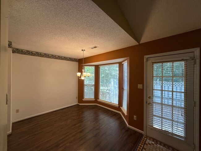 Building Photo - 3-Bedroom Home close to University!