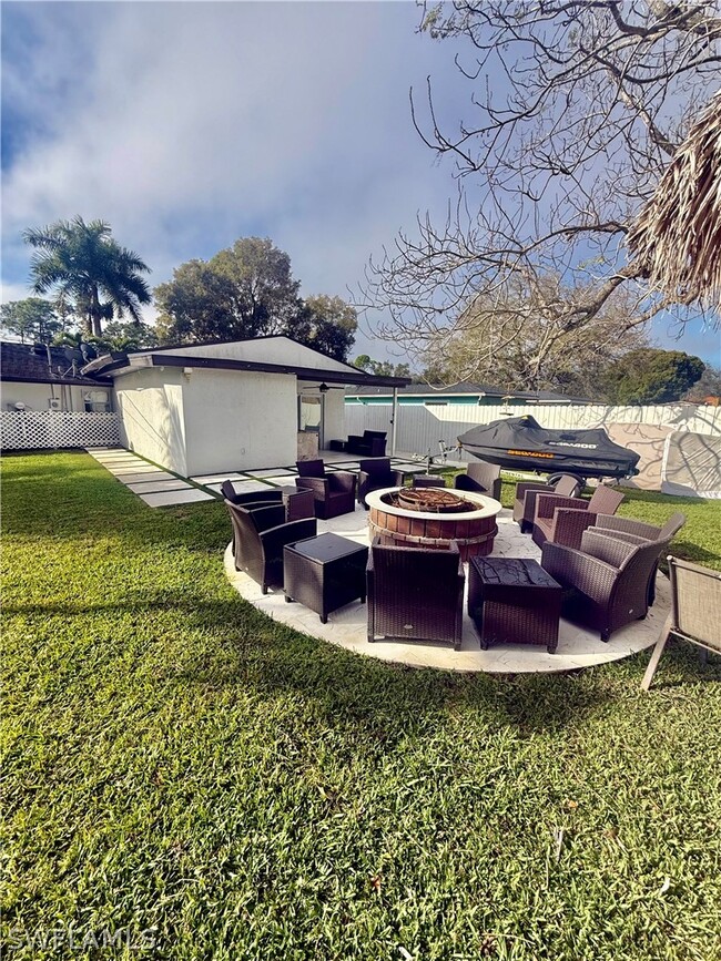 Building Photo - 733 Pine Cone Ln