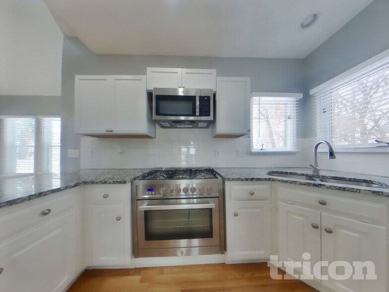 Building Photo - 302 E 123rd Terrace