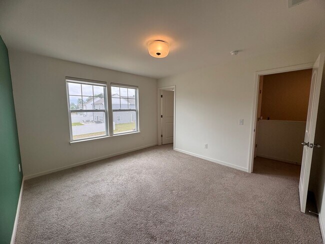 Building Photo - 4BR 2.5Bath Beauty in High Point