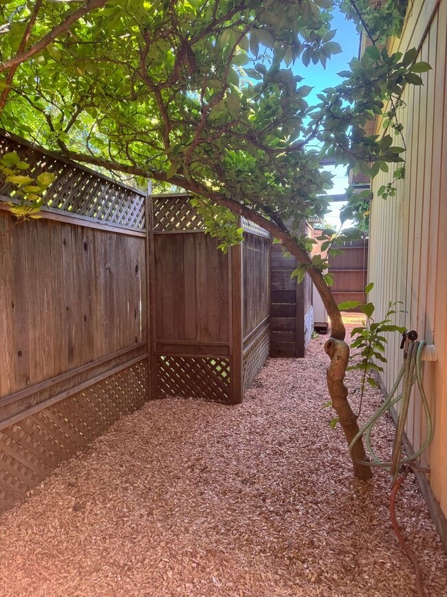 Building Photo - Quaint and cozy studio located near downto...
