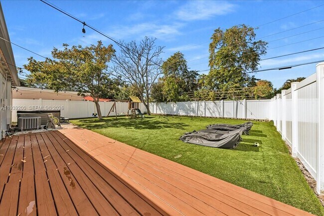 Building Photo - 5157 NE 6th Ave