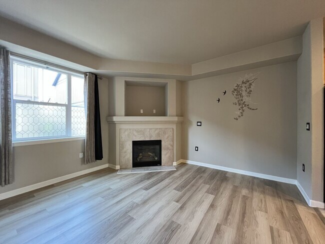 Building Photo - Distinctive 3-Story Tigard Townhouse with Stainless Steel Kitchen, Vaulted Ceilings & Attached 2-...