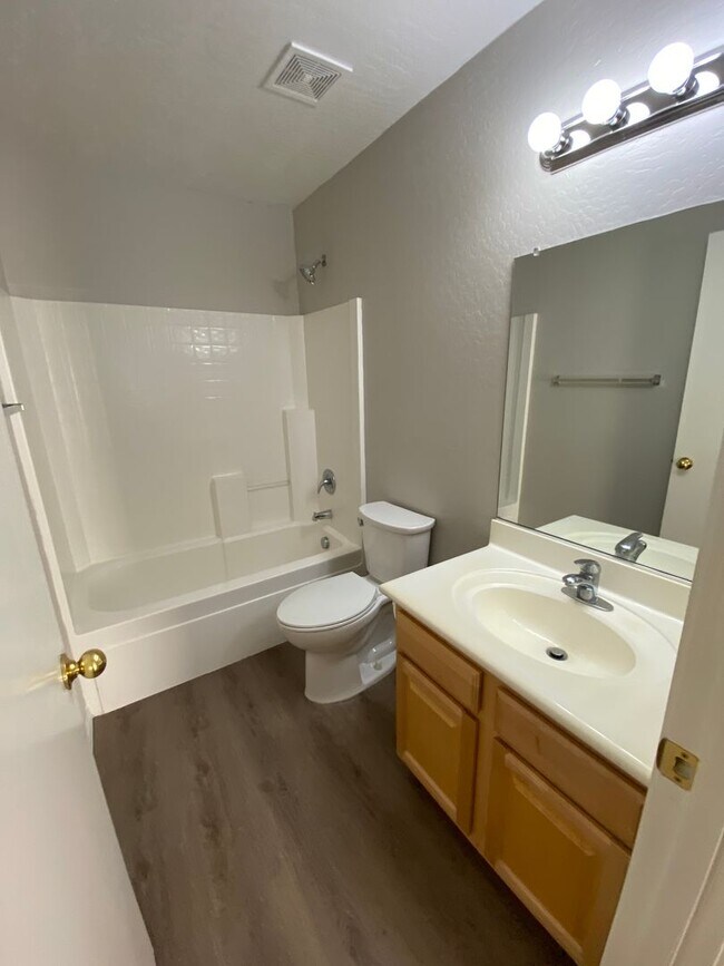Building Photo - 4 Bedroom, 3 bath, two story with loft in ...