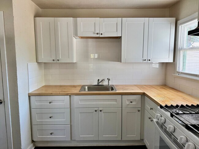 Building Photo - Cute 3 Bed 1 Bath home in Sunnyside Heights