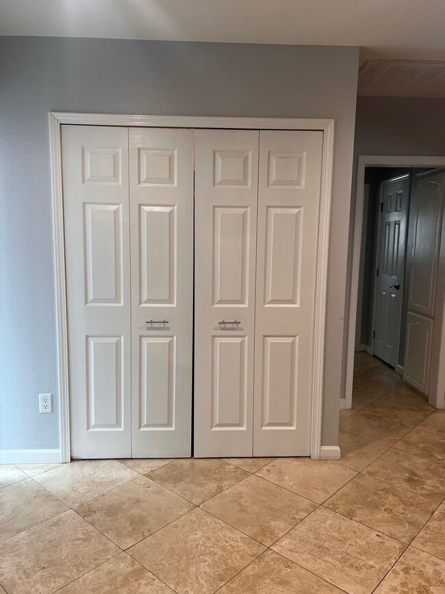 Building Photo - Beautiful 3 Bed / 2 Bath Home with Detached Bonus Space