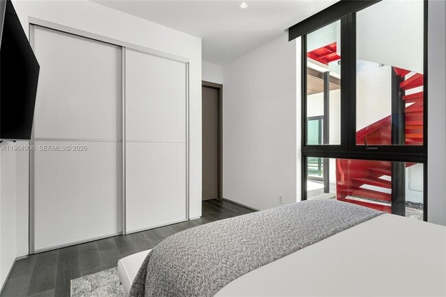 Building Photo - 528 Lakeview Ct