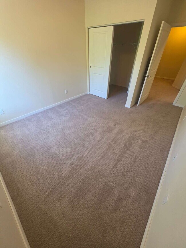Building Photo - 2 Bedroom | 1 Bathroom 2nd Floor Apartment Available RIGHT NOW!